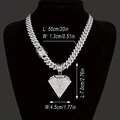 Collana cubana d'argento con grande ciondolo a diamante su busto nero per gioielli - Ciondolo in Strass con Catena Cubana / Argento