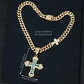 Detailansicht der iced-out Kreuzkette und Panzerkette mit blauen Zirkonia Steinen - Goldblauer Anhänger Mit 20 Zoll Cuban-Kette