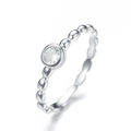 Dettaglio dell'anello in argento S925 con fascia a sfere e zircone rotondo lucido - US 6 / Oro Bianco