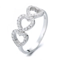 Anillo de plata de ley 925 con tres corazones y circonitas sobre fondo blanco - US 6 / Oro Blanco