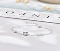 Detalle macro del colgante cilíndrico de plata 925 con tres hileras de circonitas blancas - Plata 925 / Oro Blanco