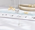 Detalle de collar de plata s925 con colgante cilíndrico brillante y piedras blancas - Plata 925 / Oro Blanco
