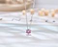 Detalle de una piedra de circón rosa con engaste de seis garras en cadena plateada - Un Quilate / Rosa Romántico