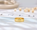 Detailaufnahme eines goldenen verstellbaren Rings mit gehämmerter Zinnfolien-Textur - US Größe 6 (Einstellbar) / Gold
