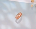 Detailansicht des S925 Silberrings mit Lava-Textur und glückbringendem Fu-Zeichen - US Größe 6 (Einstellbar) / Roségold beschichtet (mit Segenszeichen)