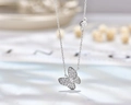 Vista macro della collana farfalla in argento sterling con pietre pavé e zircone - Argento Sterling S925 / Oro Bianco