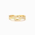 Dettaglio macro dell'anello a nodo dorato con fasce intrecciate e pavé di micro zirconi - Taglia US 5 / Oro
