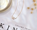 Collana minimalista in oro con ciondolo a W, intarsio di cristalli e catena fine - Argento 925 / Oro champagne