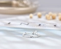 Nahaufnahme des S925 Sterlingsilber-Kettenrings mit kleinem Kugelanhänger und Textur - Weißsilber / Größe 5 US (Verstellbar)