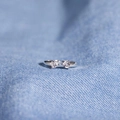 Anillo abierto minimalista de plata de ley S925 con dos piedras de circonita de corazón - Talla 8 US Ajustable / Oro Blanco