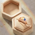 Makro-Detail von Regenbogen-Zirkon-Ringen in Roségold in einer Samt-Schmuckschatulle - US-Größe 7 Verstellbare Öffnung / Roségold