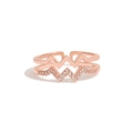 Nahaufnahme des zweischichtigen Wellenrings in Roségold mit Zirkonia-Verzierung - Verstellbare US-Größe 6 / Roségold