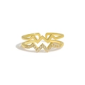 Makro-Detail eines doppellagigen Goldrings mit funkelnden weißen Zirkonia-Steinen im Wellendesign - Verstellbare US-Größe 6 / Gold