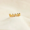 Eleganter goldener Kronenring mit Zirkonia-Pavé und bunten Edelsteinen auf Stoffuntergrund - US-Größe 5 / Gold