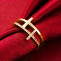 Goldener s925 Silber Doppelkreuz Ring mit Zirkonia auf rotem Seidenhintergrund - US Größe 7 Offen (Verstellbar) / Roségold