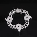 Nahaufnahme von silbernem Hip-Hop-Armband mit Zirkonia-Steinen und schwarzen Schmuckelementen - Silber (20cm)