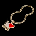 Détail du pendentif hip hop doré serti de diamants blancs avec détail cœur rouge - Pendentif Doré Avec Chaîne Gourmette Dragon