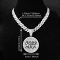 Dettaglio del ciondolo Boss Man con catena cubana e dimensioni del prodotto incluse - Ciondolo Argento + Catena Cubana Argento