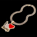 Chaîne cubaine dorée hip hop avec pendentif lettre Trump glacé et cœur rouge - Pendentif doré + Chaîne à maillons cubains en losange