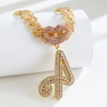 Goldfarbene Hip-Hop-Cuban-Kette mit rosa Strass-Lippen und Anhänger Nummer 4 - Anhänger mit Halskette / Gold Rosa Buchstabe A