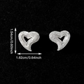 Vue macro de boucles d'oreilles en zircon en forme de cœur avec dimensions précises - Argenté
