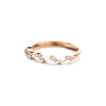 Dettaglio dell'anello in argento s925 con zirconi asimmetrici e placcatura in oro rosa - Taglia US 7 Aperto (Regolabile) / Oro rosa