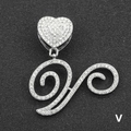 Collana con lettera V in argento e chiusura a cuore con strass su sfondo nero - Solo Ciondolo Con Lettera / Argento Lettera Corsiva V