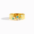 Gouden brede ring met kleurrijke edelsteenclusters op een strakke witte achtergrond - US Maat 6 / Goud