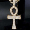 Χρυσό hip-hop κολιέ με σταυρό Ankh και κρύσταλλα σε μαύρη βελούδινη βάση κοσμημάτων - Χρυσό (Μενταγιόν + Κουβανέζικη Αλυσίδα)