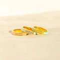 Juego de tres anillos apilables dorados con esmalte colorido y piedras de circonita - Talla US 5 / Rosa