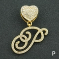 Ciondolo a cuore dorato con lettera P e strass di cristallo su sfondo scuro - Solo Ciondolo Con Lettera / Oro Lettera Corsiva P