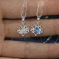 Vista a mano della collana loto in argento S925 con pietre a goccia bianche e blu - Argento 925 (40+5cm) / Strass Bianchi