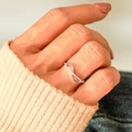 Elegante s925 zilveren golfring met zirkonia pavé getoond op een modelhand - US Maat 6 / Witgoud