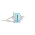 S925 Silberring mit großem hellblauen Stein im Smaragdschliff und Diamant-Akzenten - US-Größe 6 / Weißgold