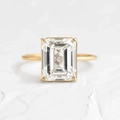Eleganter Ring aus S925 Silber mit Smaragdschliff-Zirkonia und Vier-Krallen-Fassung - US-Größe 6 / Gold