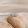 Orecchini a lobo quadrifoglio in argento S925 con pietre preziose azzurre chiare - Argento 925 / Oro Bianco