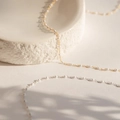 Primer plano de collares minimalistas de cuentas en oro y plata sobre piedra natural - Plata 925 (40+5cm) / Chapado en Oro (Blanco)