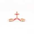 Roségoldener V-Ring mit kleinen Perlen und Kreuzanhänger mit rosa Edelsteinen besetzt - US-Größe 6 / Roségold