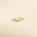 Elegante anello in argento S925 dorato con tre file di zirconi su sfondo di pietra - Oro / Taglia US 6