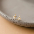 Eleganti orecchini marquise in argento S925 dorato su un vassoio di pietra grigia - Argento 925 / Oro