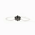 Dettaglio del bracciale loto in argento S925 con petali in zirconi neri pavé - Oro Bianco / 16+5cm