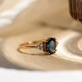 Elegante S925 zilveren ring met ovale diepblauwe saffier en fonkelende diamanten - US Maat 6 / Goud