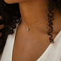 Detalle del collar de gota en plata s925 con circón en el cuello de una modelo - Plata 925 (40+5cm) / Oro Blanco
