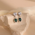 Orecchini a goccia S925 con cuore e pietre verde smeraldo su piedistallo - Argento 925 / Oro Bianco