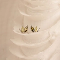 Orecchini a perno in argento S925 con zirconi verdi taglio marquise su texture conchiglia - Argento 925 / Oro Bianco