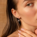 Gros plan d'une boucle d'oreille élégante en argent S925 avec perle blanche goutte - Argent 925 / Or Blanc