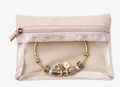 Beige sieradenzakje met venster en gouden bedelarmband met kleurrijke emaille kralen - Enkel Stuk