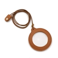 Makroansicht der Lupe mit brauner Lederhülle und Metalldruckknopf im schlichten Design - 72*78mm / Khaki