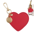 Dettaglio portachiavi a cuore in pelle rossa con gancio dorato su borsa bianca - Rosso