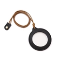 Detail der tragbaren Lupenkette aus Leder mit braunem geflochtenem Band und goldenem Knopf - 72*78mm / Schwarz